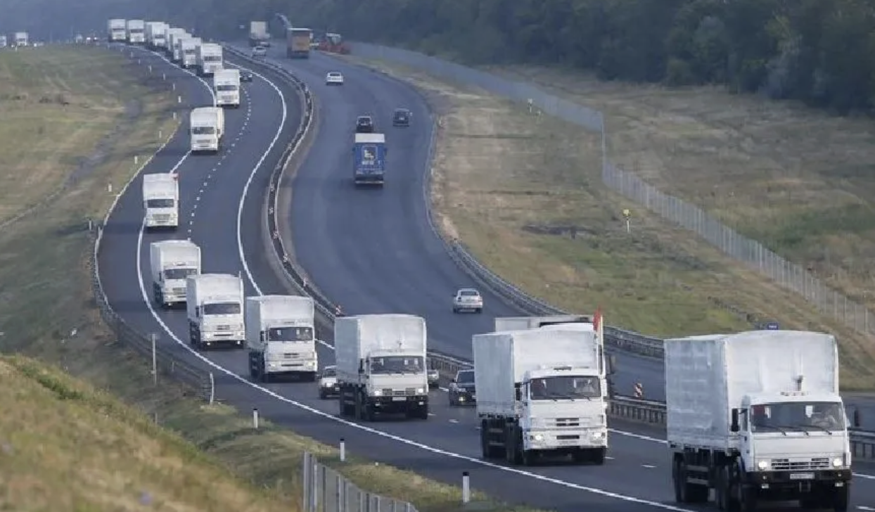 Caravana de camiones blancos de ayuda humanitaria en una carretera de Ucrania